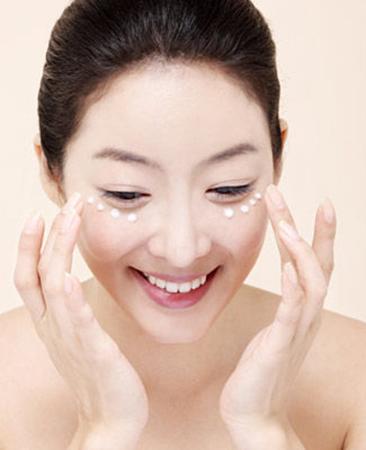 『眼霜』眼霜用手直接涂？难怪你双眼细纹显老态，戚薇教你正确“涂眼霜”