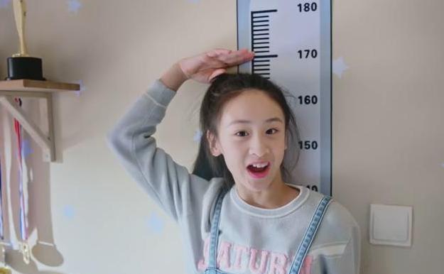 郑佩佩|田亮女儿森碟长相酷似朱茵，12岁身高近1米7，网友：等你长大