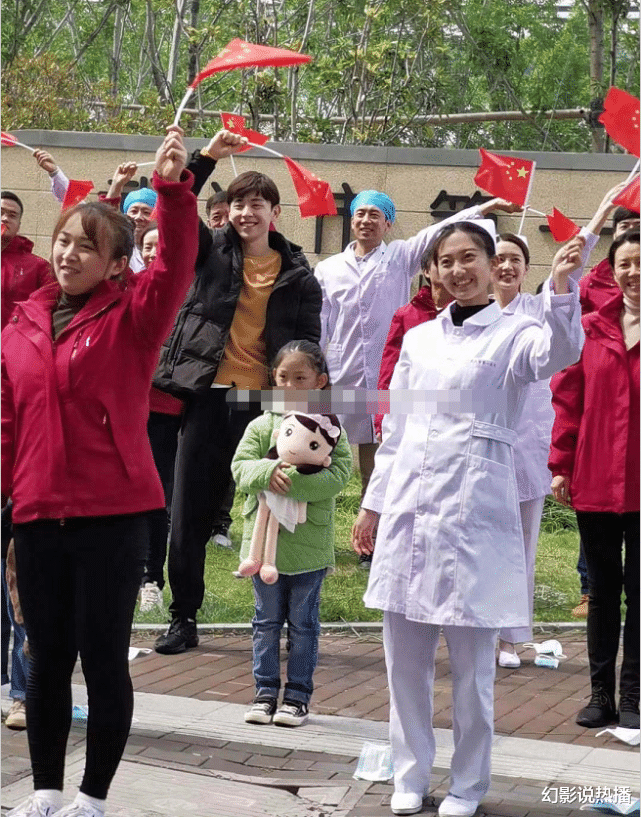 邓伦：邓伦被爆新剧路透，身穿防护服全素颜出镜，一看女主：第四次合作了