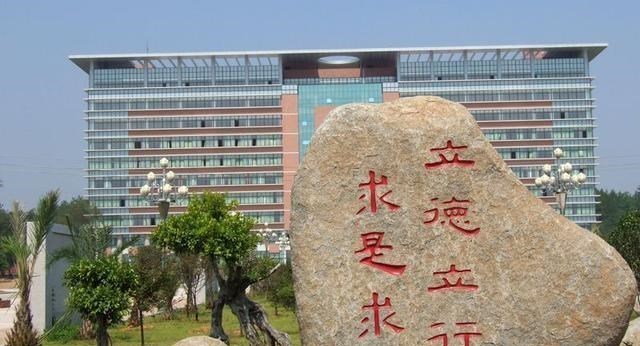 『新乡医学院』两所医学院，再次吹响更名医科大学的号角，录取分数要涨？