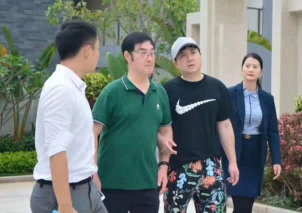 「」沈腾为父母三亚买海景别墅，下楼梯时手搀父亲，获多名销售陪同！