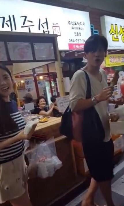 『秋瓷炫』秋瓷炫被偶遇拍到，真人的素颜并不好看，没了打光很普通啊！