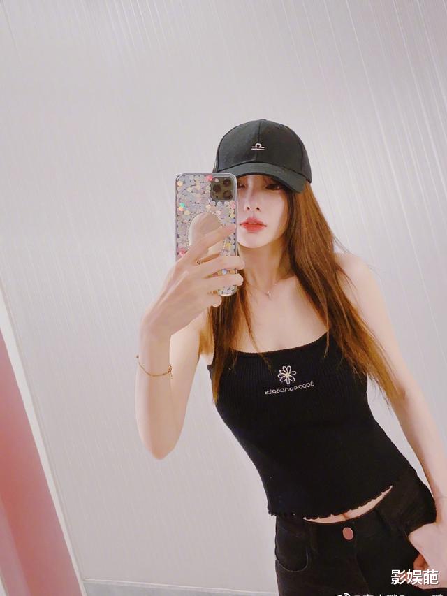 #李小璐#39岁李小璐真会扮嫩,扎哪吒头就算了还穿小鹿衫,拍照越来越杨幂