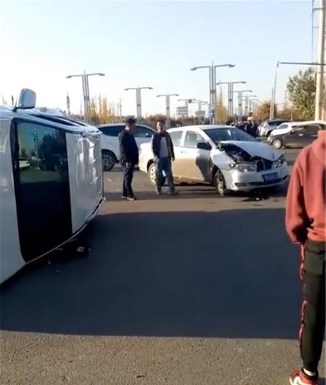 #宝马X3#5万比亚迪F3撞翻丰田霸道，看到两车车损那一刻，才知国产车质量