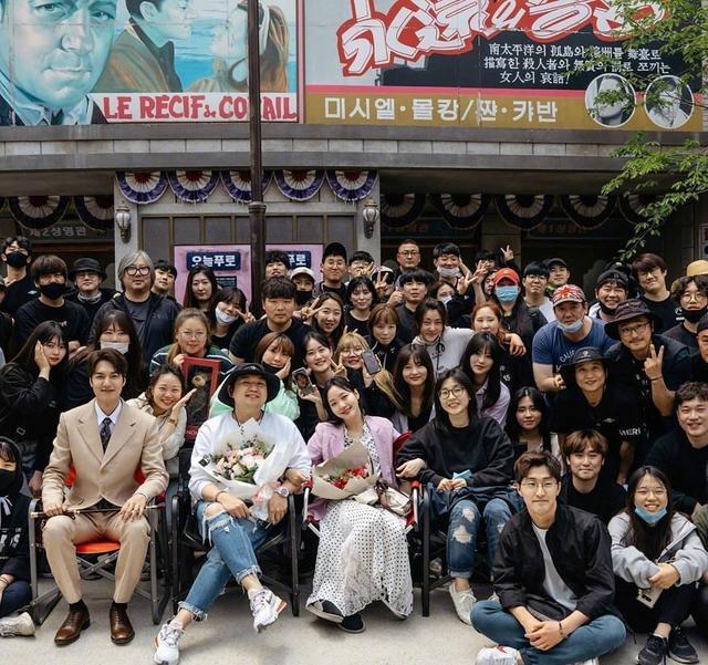 『明星素颜』李敏镐新剧杀青！大合影“君主夫妇”最后大合照，李敏镐变铁憨憨