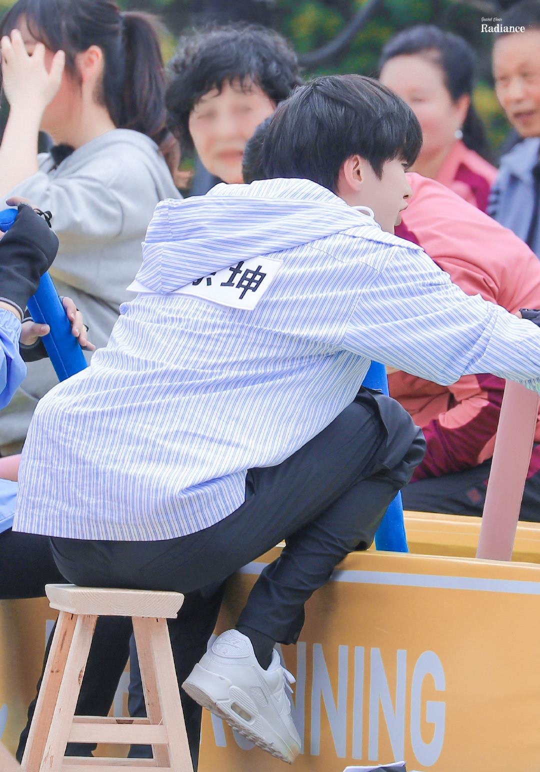 「蔡徐坤」奔跑吧蔡徐坤变身“小导游”？极限挑战热巴p图？粉丝：可爱！