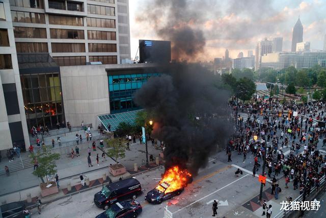 【美国】美利坚发生全国暴动，局势几近失控，美军装甲车紧急出动镇压