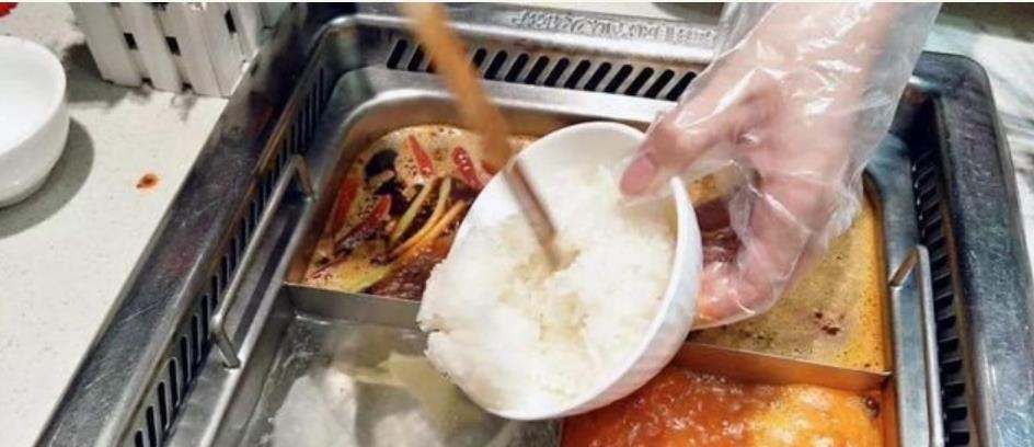 火锅|海底捞重现“逆天吃法”，服务生见到偷翻白眼，老板见到想撵人