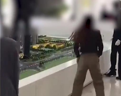 「购房置业」河南一售楼处十多人互殴，女客户被打倒在地，拖出去扔在门口