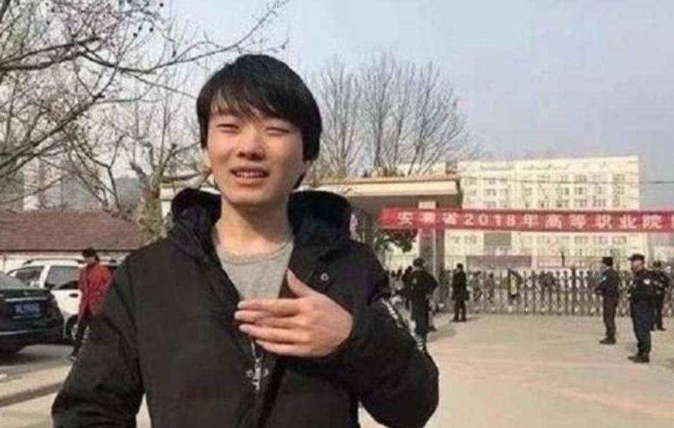 |那个考出“0”分,还直言自己是当“首富”的料的小伙,如今怎样