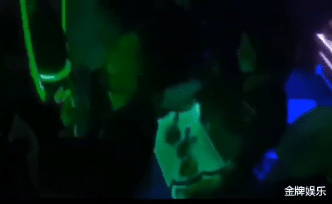 秦奋|秦奋比王思聪还牛！在成都酒吧开了100瓶黑桃A，价值近百万元