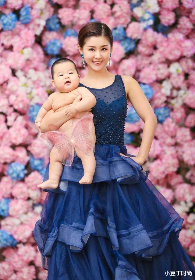 粉色|李小萌少女感无敌了,穿粉色连衣裙配高马尾甜美减龄,像20岁