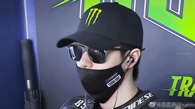 王一博|王一博摔车官方仲裁为意外，多名车手力挺胡通明，怒斥粉丝不讲理