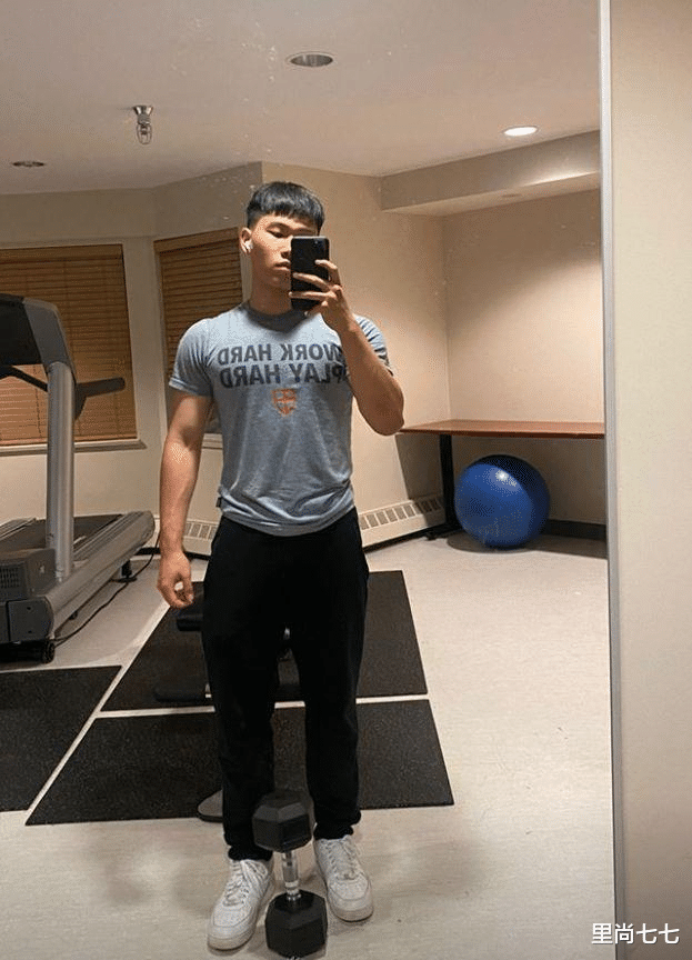 陈坤|陈坤儿子女友正脸曝光！穿情侣装一起打高尔夫，准公公忙来点赞