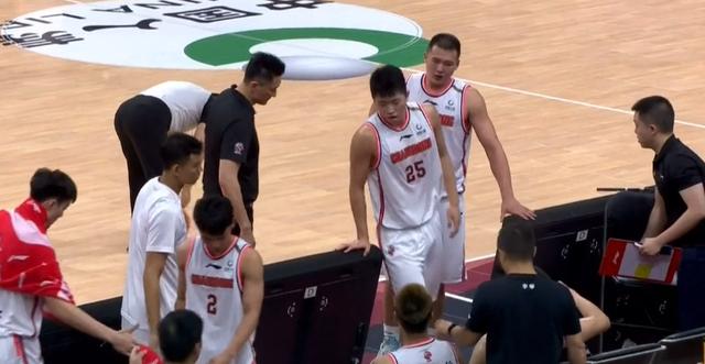 『广东男篮』生气了！万圣伟进攻犯规杜指导口吐芬芳，解说：都不敢回替补席了