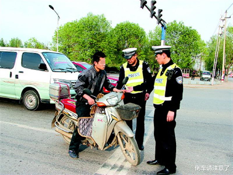 「电动车」禁摩又禁电，出行成难题，专家给出建议后，老百姓：闭嘴吧您！