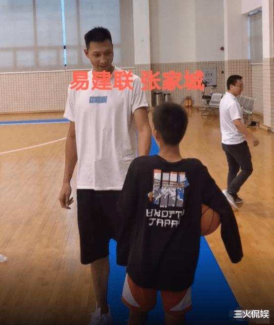广东男篮：“14岁独臂篮球少年”被邀请到宏远队参观，合影时手亮了，太让人心疼！