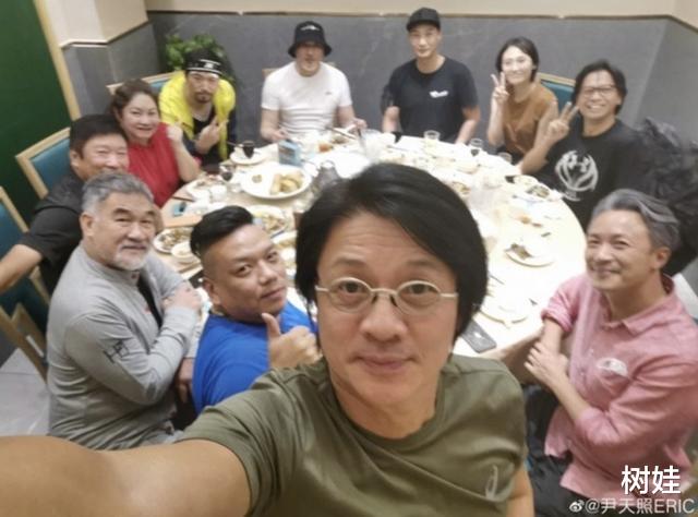 徐少强|69岁徐少强难得聚首尹天照，两鬓花白英气十足，为9岁儿子不言休