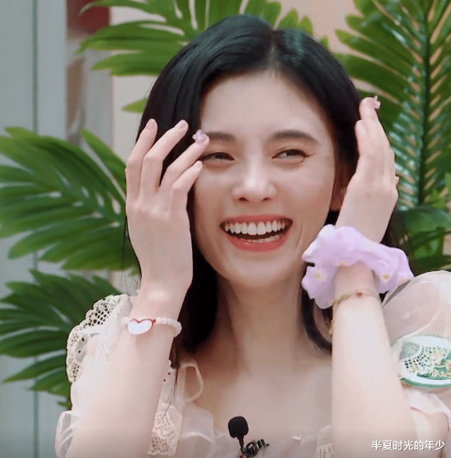 美甲|鞠婧祎带火一款“粉蝶美甲”，当她抬手那一刻，真怕蝴蝶飞走了