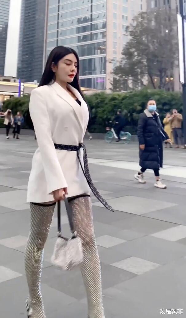 制服|西装裙配上长筒袜，高光色泽引人注意，年轻的时尚不好懂！