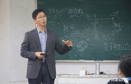 教师|师范专业遇冷：三尺讲台之上，老师正在被时代的“悲剧”取代