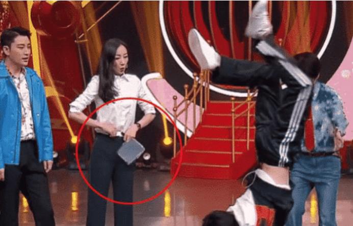 韩雪@韩雪节目现场扣子裂开,被杨迪眼神示意后,救场动作展现高情商