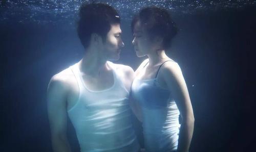 闫妮|48岁闫妮水下“大片”明明一丝不露，网友：我的内心都小鹿乱撞了