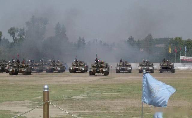 「印度」印军大批坦克倾巢而出，山谷中响起爆炸声，俄：从没见过这样伏击