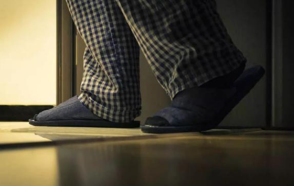为何''痛风''越来越多？提醒：睡觉时若有3种表现，及早就医