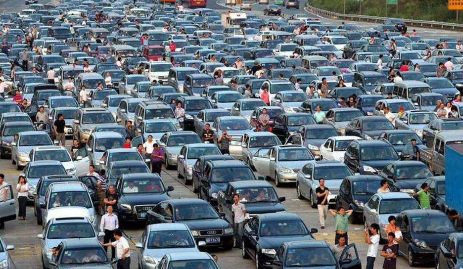 大众途安|北京四环堵车严重,新能源汽车贴字“炫耀”,燃油车车主怒了