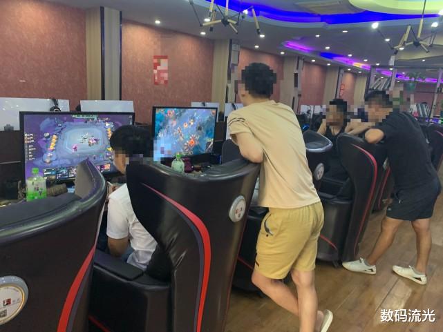 |网吧电脑不能玩游戏，原来是网管捣的鬼，愁坏了老板：赶紧滚蛋！