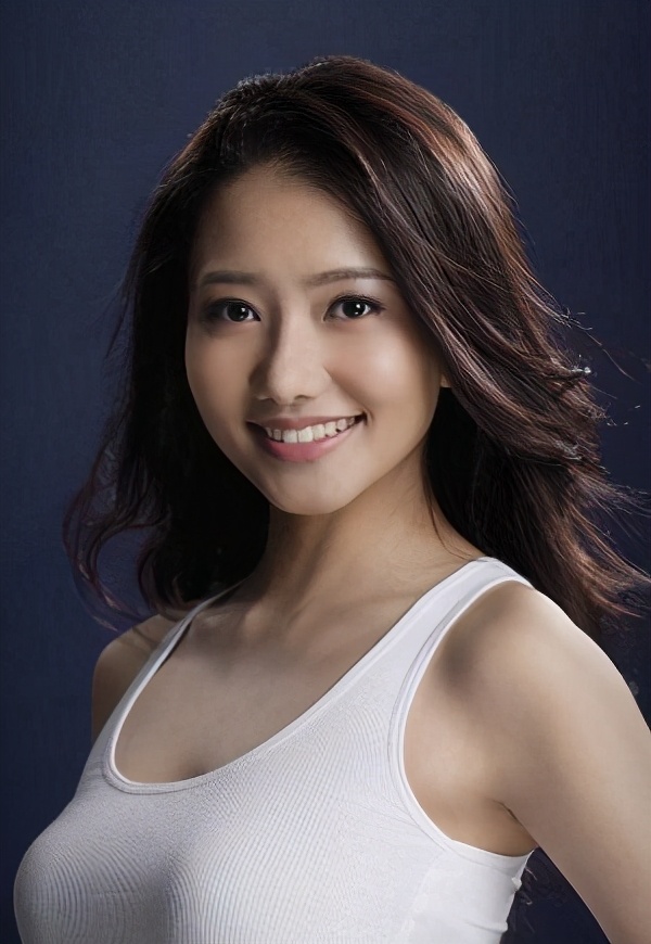 石修|70岁石修与儿媳贴脸庆生引争议，曾与29岁tvb小花演夫妻！