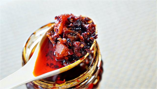 「老干妈」网友买100瓶老干妈，花8小时把“肉丁”全部挑出来，结果愣住了