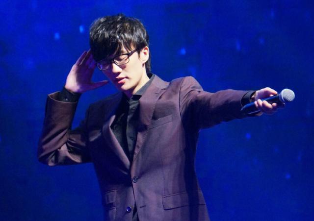 「演唱会」他是个知名歌手,从不涉及娱乐圈,演唱会从不宣传,常常一票难求