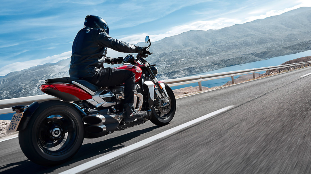 |2.5L三缸摩托车国内售价22万多起步，凯旋火箭三系列解读