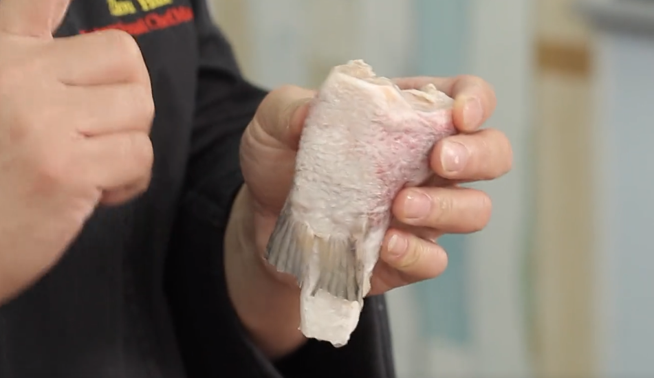 美极煎鱼颈，简单又美味的家常菜，外脆里嫩吃不够！