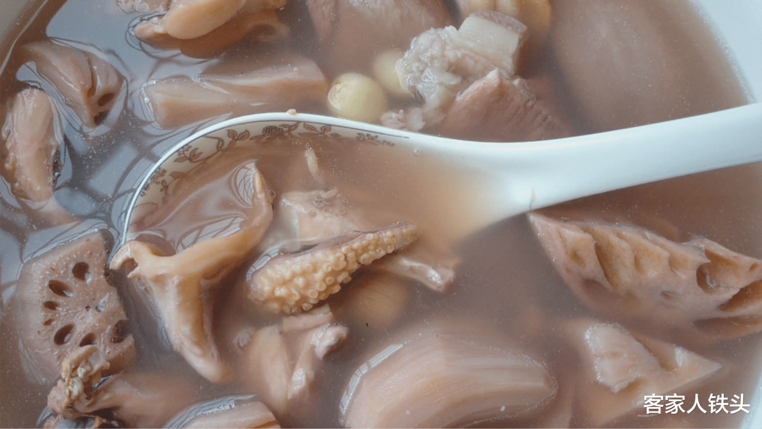 莲子@春季天气燥，多给家人煲这一锅双莲汤，好喝润燥滋补，常喝气色好