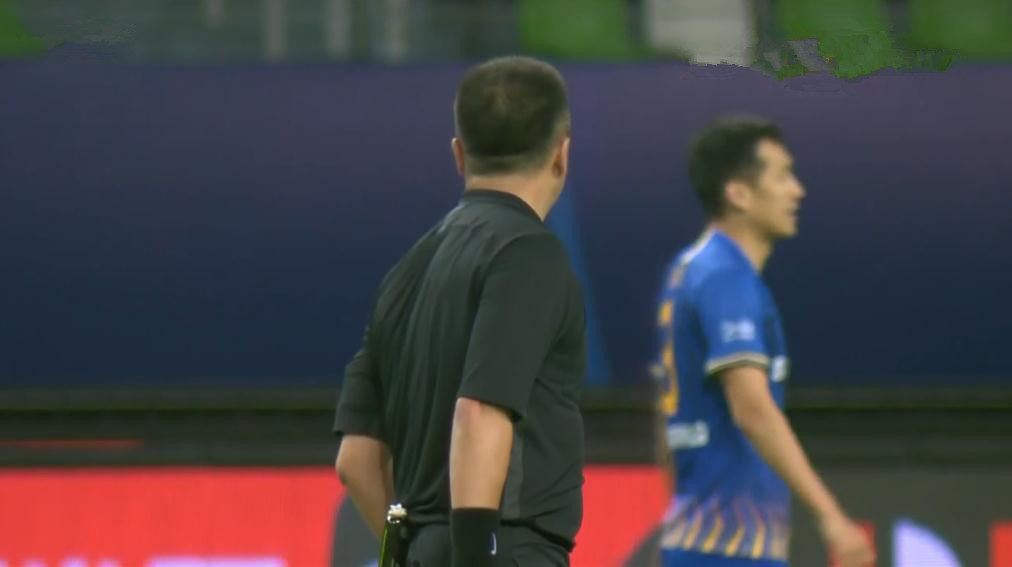 石祯禄|中超再现“昏哨”：27岁国脚2分钟2次凶狠犯规，裁判黄牌却给错了人