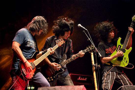 |自认为是乐队灵魂, 踢主唱出团, 现在对比让人感慨