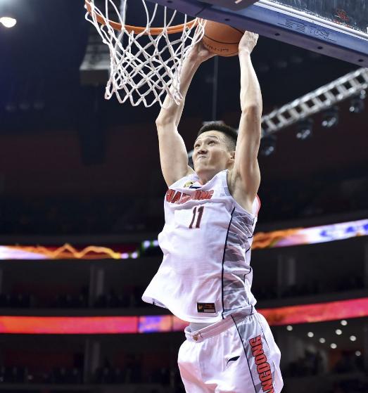 『扣篮』NBA都是单手扣篮,为什么CBA却都是双手扣篮,原因让人感到无奈