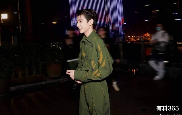 看不见的ta2|20岁的小源很努力,舞台清唱自己的创作歌曲,歌词名字引争议