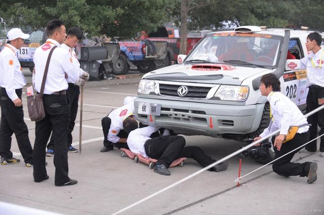 「年检」年检五次都没有通过,去找黄牛却秒过,检测站解释把车主气笑了