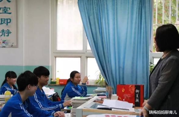 教室▲高三最后一次课，难忘又不舍，老师：你们看看卷纸，我再看看你们
