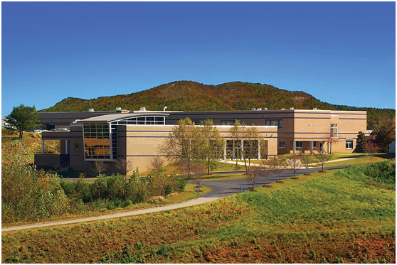 [聚会]女教师聚会时侵犯15岁男孩还向别人吹嘘，男孩父母得知后报警