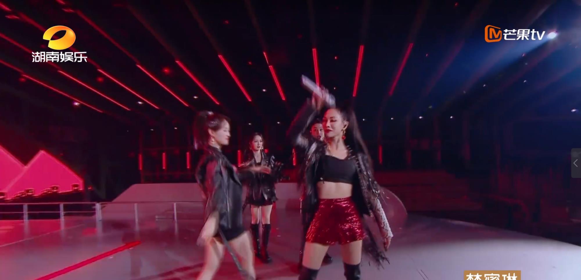 蓝盈莹|“破案了”！蓝盈莹赖着C位1分30秒，心疼其他认真跳舞的姐姐！