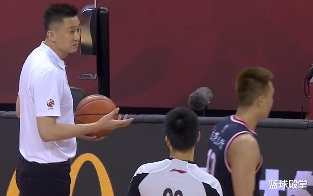 杜锋|CBA的裁判有多糟糕？赵睿被侵犯却遭吹T，杜锋不满：撅屁股也犯规