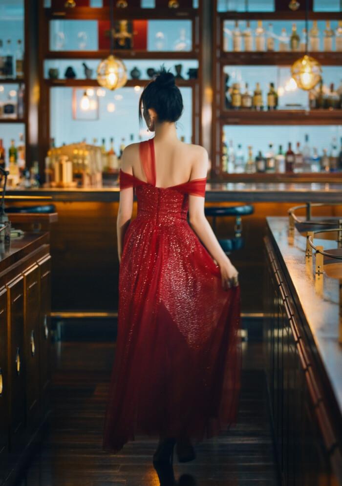 古力娜扎|有一种美叫古力娜扎穿红裙，美得发光，这就是冷白皮肤天生的优势