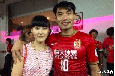 「郑智」国足队长一年赚1900万,不过在富婆妻子看来,只是九牛一毛