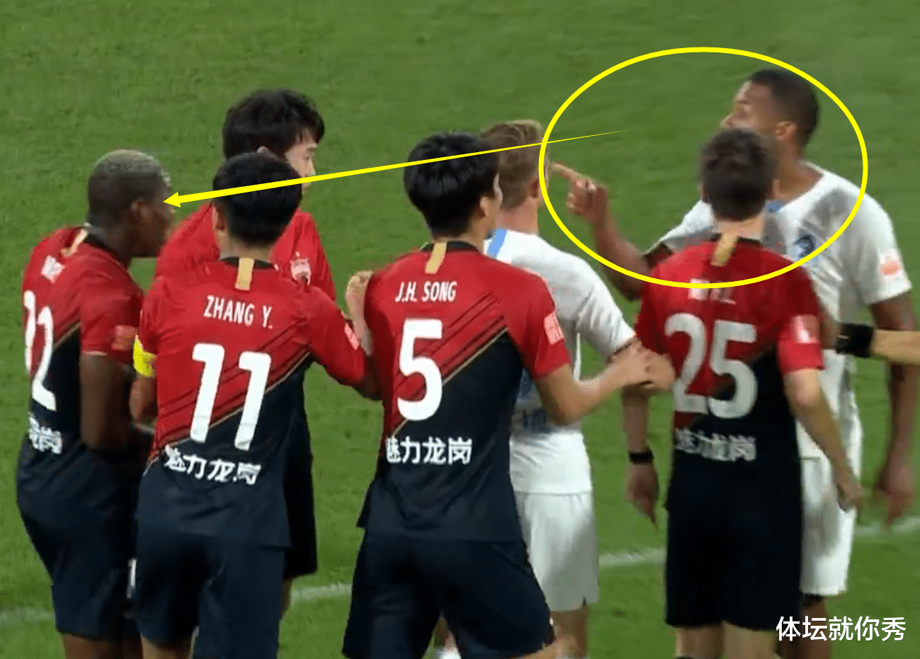 曼联|输球又输人!大连2-3深圳,龙东赛后情绪失控,谁注意郜林的举动