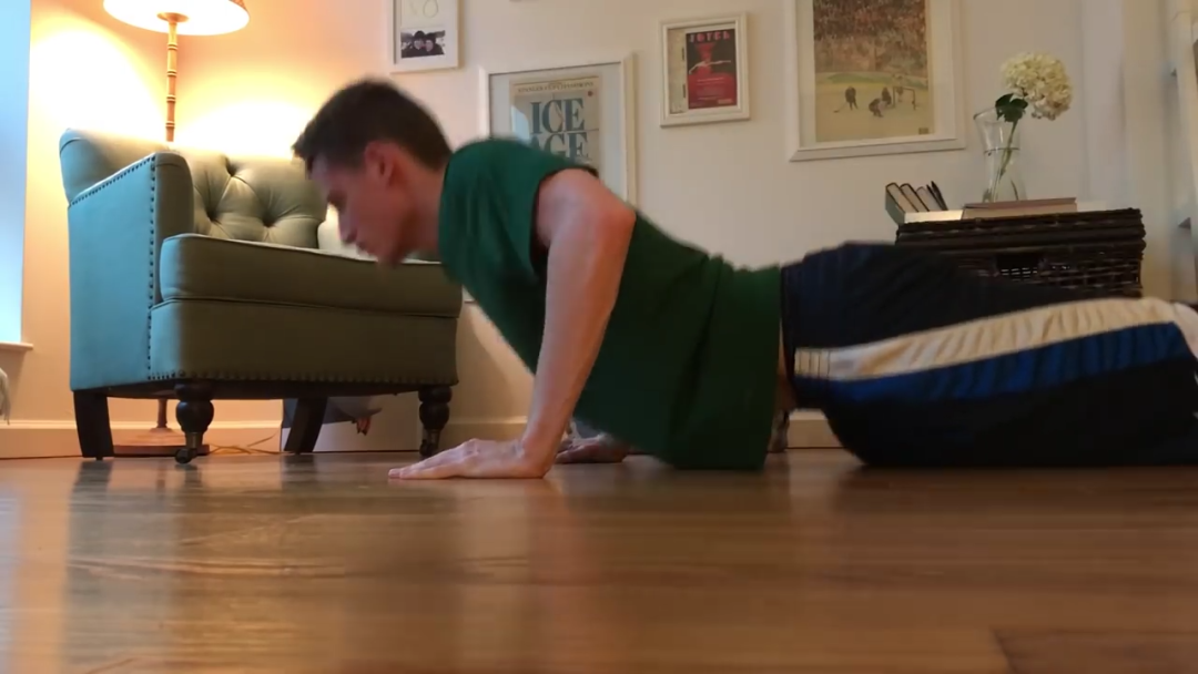 俯卧撑▲每天100个俯卧撑坚持30天，身体会发生什么变化？